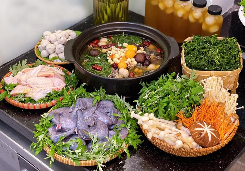 Các loại rau xanh tươi và nguyên liệu chuẩn bị chế biến món ăn tại khu vực bếp của khu du lịch Tre Việt.